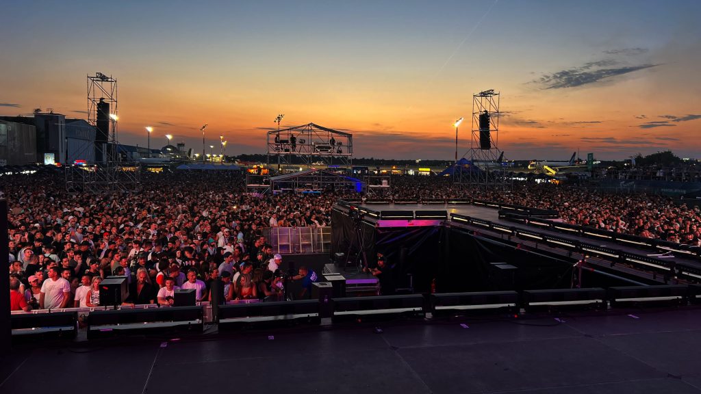 din scena concertului in aer liber cu 50 cent in bucuresti la romaero